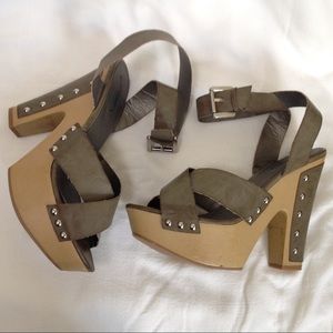 Gomax Limited Edition tan Platform sandal size 8.5